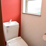 赤い壁のトイレ